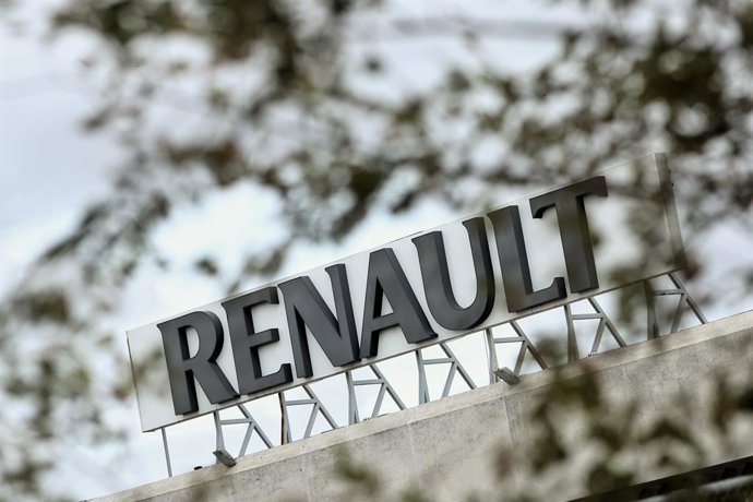 Archivo - Cartel de Renault en un concesionario