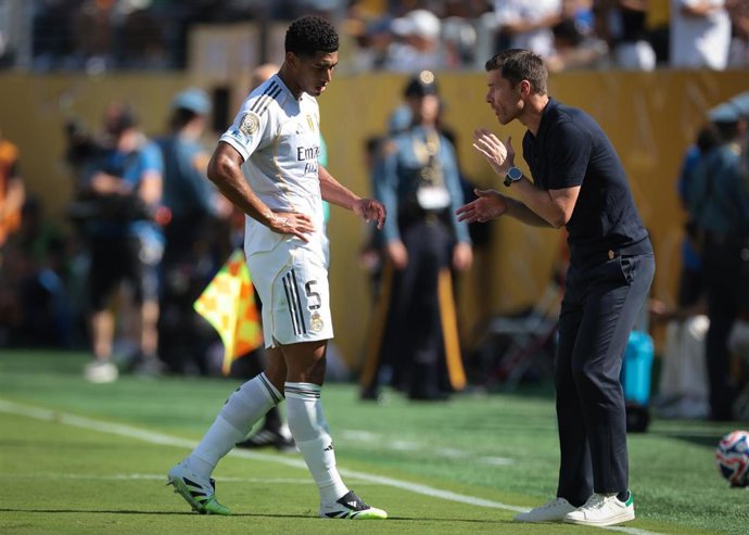 Archivo - El entrenador del Real Madrid, Xabi Alonso, conversa con el centrocampista inglés Jude Bellingham en el Mundial de Clubes 2025.