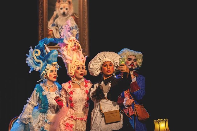 'Las Preciosas Ridículas' De Molière Se Trasladan Al Siglo Veintiuno Para Mostrar Su Vanidad En El Teatro Juan Bravo De Segovia