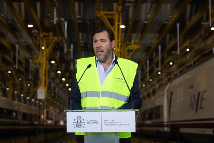 El ministro de Transportes y Movilidad Sostenible, Óscar Puente, interviene durante la presentación del Plan director de inversiones en los talleres de Renfe 2025-2030, en los Talleres de Renfe en Fuencarral, a 10 de octubre de 2025, en Madrid (España).Pu