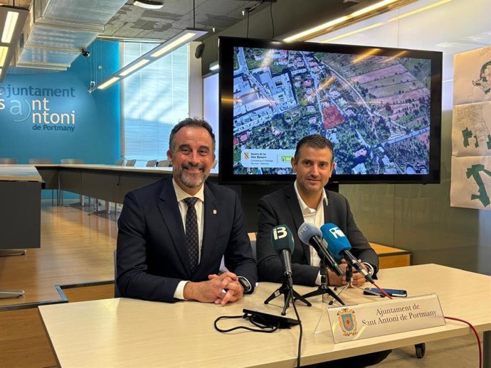 El conseller de Vivienda, José Luis Mateo, y el alcalde de Sant Antoni, Marcos Serra