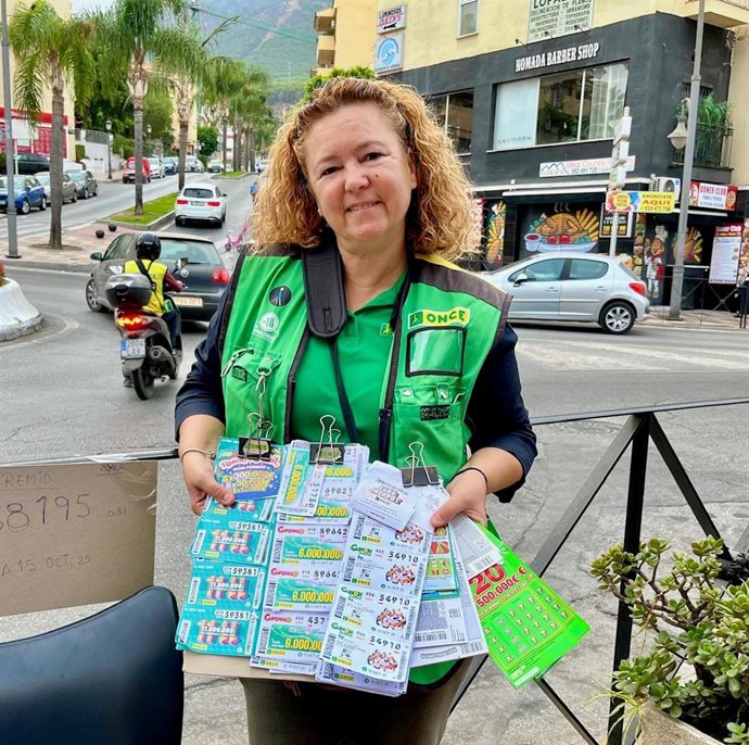 La vendedora de la ONCE, Mercedes López, que ha repartido el premio en Alhaurín el Grande (Málaga). 