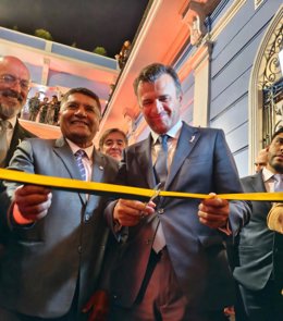 El alcalde de Cádiz, Bruno García, cortando la cinta de inauguración de la Casa Gibson durante el X Congreso Internacional de la Lengua Española que se está celebrando en Arequipa (Perú).