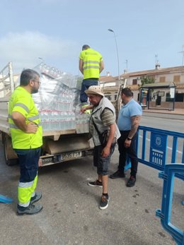 Vecinos de Los Alcázares recogiendo agua potable en uno de los puntos dispuestos por el ayuntamiento