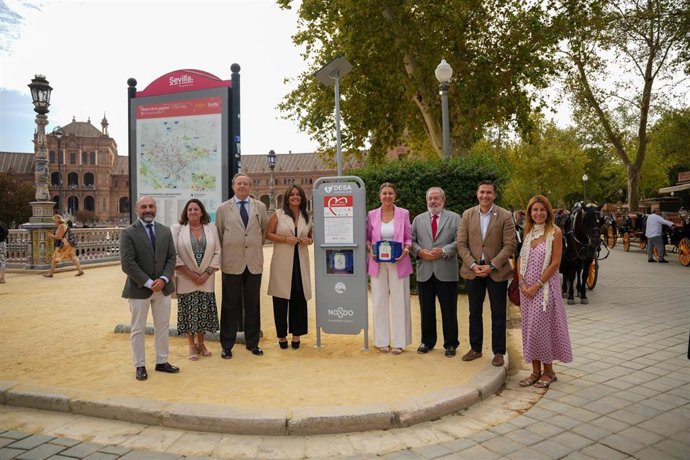 Instalación de desfibriladores en la Plaza de España de Sevilla