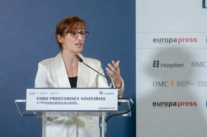 A Ministra da Saúde, Mónica García, durante o "Fórum de Profissões da Saúde: A profissão médica na Espanha", no Hotel Hesperia Madrid, em 16 de outubro de 2025, em Madri (Espanha). A reunião foi organizada pela Europa Press, Hospiten, o Órgão