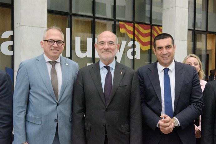 El conseller de UE y Acción Exterior, Jaume Duch, junto a los presidentes de Flandes, Matthias Diependaele, y de Emilia-Romagna, Michele De Pascale