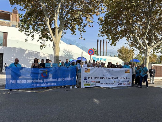 Archivo - Concentración de Insularidad Digna frente a oficina de la Administración General del Estado