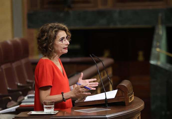 La vicepresidenta primera y ministra de Hacienda, María Jesús Montero, interviene en una sesión plenaria
