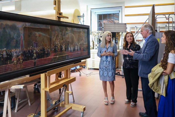 Patricia del Pozo, junto al lienzo sobre la Exposición Iberoamericana de 1929, del pintor Santiago Martínez.