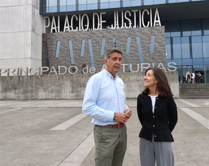 El diputado del PP en la Junta General del Principado de Asturias (JGPA), Manuel Cifuentes, junto a la vicesecretaria de Relaciones Institucionales y de Igualdad del PP gijonés, María Mori, frente al Palacio de Justicia de Gijón.