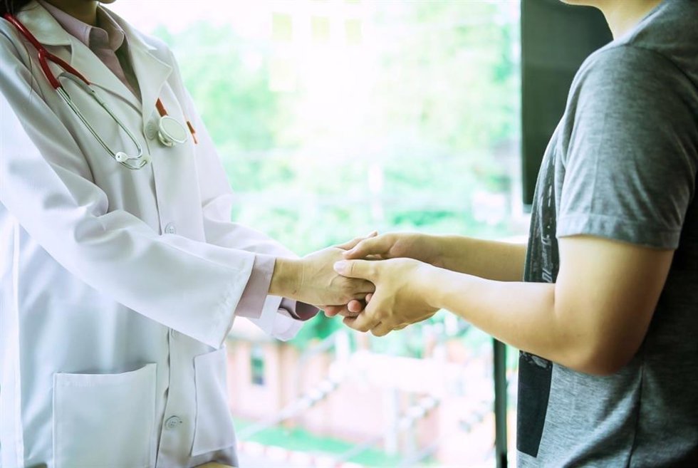 Archivo - Imagen de recurso de una doctora junto a una paciente