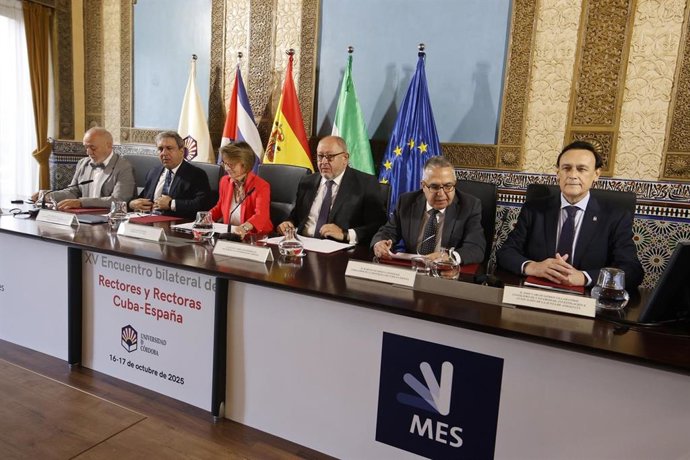 Gómez Villamandos (dcha.), en la mesa presidencial del X Encuentro Bilateral de Rectores y Rectoras Cuba-España.