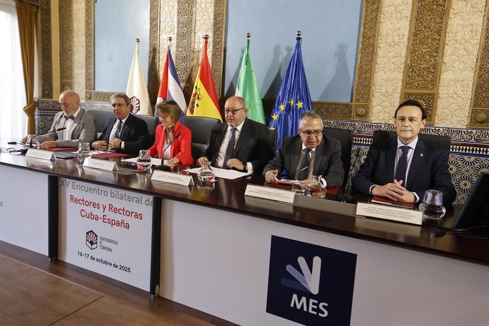 Gómez Villamandos (dcha.), en la mesa presidencial del X Encuentro Bilateral de Rectores y Rectoras Cuba-España.