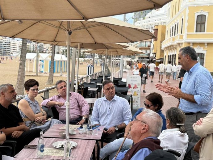 El presidente del PP de Gran Canaria, Carlos Ester, se reúne con vecinos y empresarios de la zona y calles aledañas