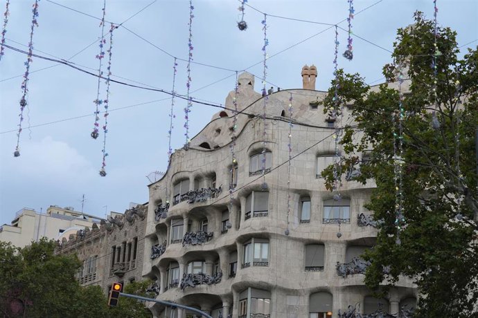 Luces de Navidad recién colocadas junto a la Pedrera