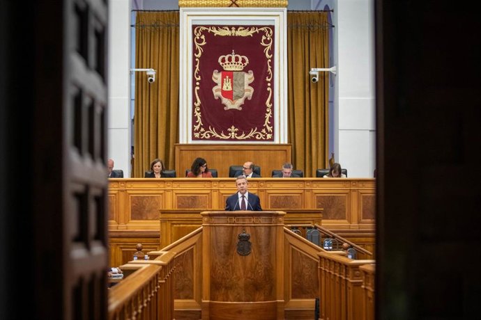 El presidente de Castilla-La Mancha, Emiliano García-Page, comparece en las Cortes de Castilla-La Mancha abriendo el turno de intervenciones del Debate sobre el Estado de la Región.