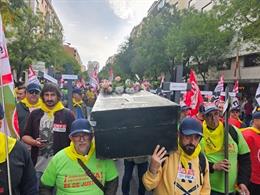 Representantes de UGT FICA Andalucía  en la concentración convocada conjuntamente por las federaciones de industria, construcción y agro de UGT y CCOO frente a la sede de la CEOE en Madrid.