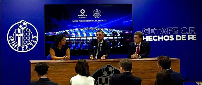 Archivo - De izquierda a derecha: la directora de soluciones de negocio de Vodafone Empresas, Neréa Miguez; el CEO del Getafe, Antonio Sánchez Mora, y el CEO de Vodafone España, José Miguel García