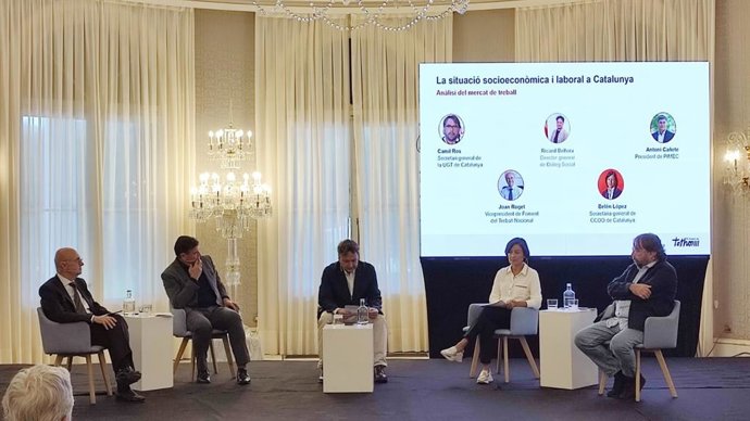 El vicepresidente de Foment del Treball, Joan Roget; el presidente de Pimec, Antoni Cañete; la secretaria general de CC.OO. De Catalunya, Belén López; y el secretario general de UGT de Catalunya, Camil Ros.