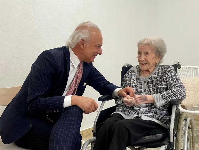 Crescencia Galán, que hoy cumple 111 años, con el Dr. de la Peña