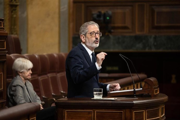 Archivo - El diputado de Sumar Carlos Martín Urriza interviene durante una sesión plenaria, en el Congreso de los Diputados, a 8 de mayo de 2025, en Madrid (España). 