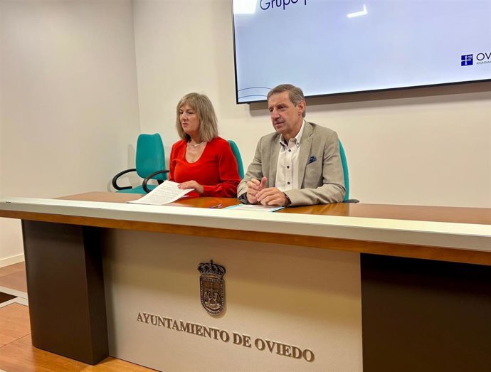 Rueda de prensa del grupo municipal socialista de  Carlos Fernández Llaneza y de la concejala Marisa Ponga para presentar una proposición para combatir las situaciones de pobreza.