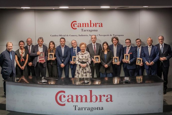 El presidente del Port de Tarragona, Santiago Castellà, entre los premiados en los Premis Cambra de Tarragona