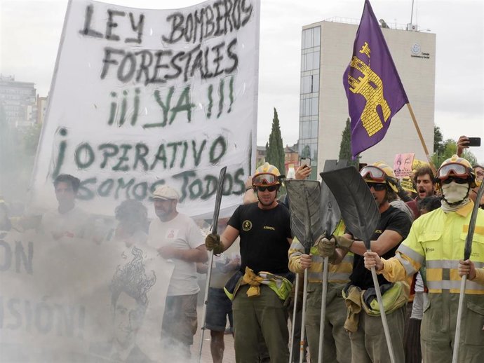 Archivo - Bomberos forestales durante una concentración frente a las Cortes de Castilla y León.