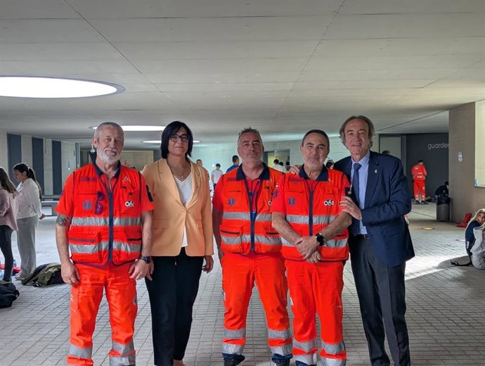 Los delegados territoriales de Salud y Consumo, Indalecio Sánchez-Montesinos, y de de Desarrollo Educativo y Formación Profesional y de Universidad, Investigación e Innovación, María José Martín, con técnicos del 061