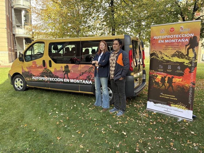 Irene Cortés y Álvaro Ramos, junto a la furgoneta que hará de oficina móvil en cuatro puntos de montaña de CyL.