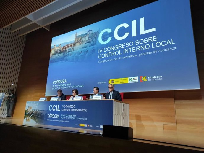 El presidente de la Diputación, Salvador Fuentes (dcha.), junto a José María Bellido, Enriqueta Chicano y Pablo Arellano, interviene en el acto de inauguración del IV Congreso sobre Control Interno Local (CCIL).