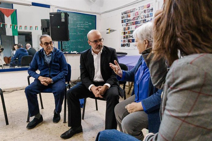 El delegado del Gobierno de Madrid, Francisco Martín (2i), y la presidenta Somos Acogida, Emilia Lozano (2d), se reúne con Somos Acogida Hortaleza en la Asociación Vecinal La Expansión de San Lorenzo, a 16 de octubre de 2025, en Madrid (España). 