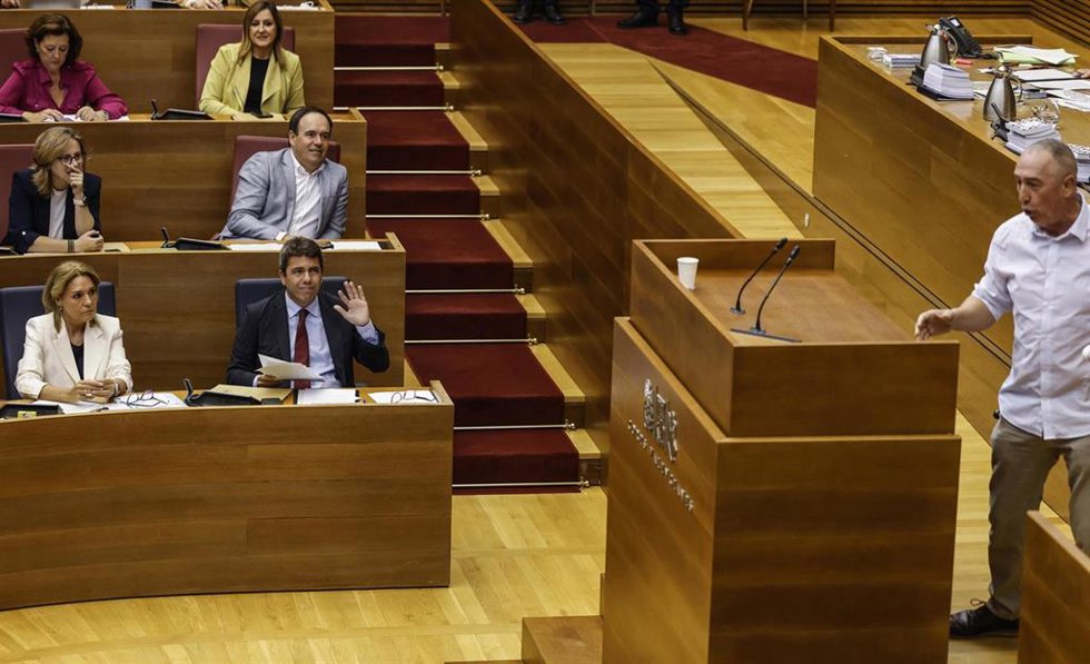 El 'president' Carlos Mazón y el síndic de Compromís, Joan Baldoví, en la sesión de control