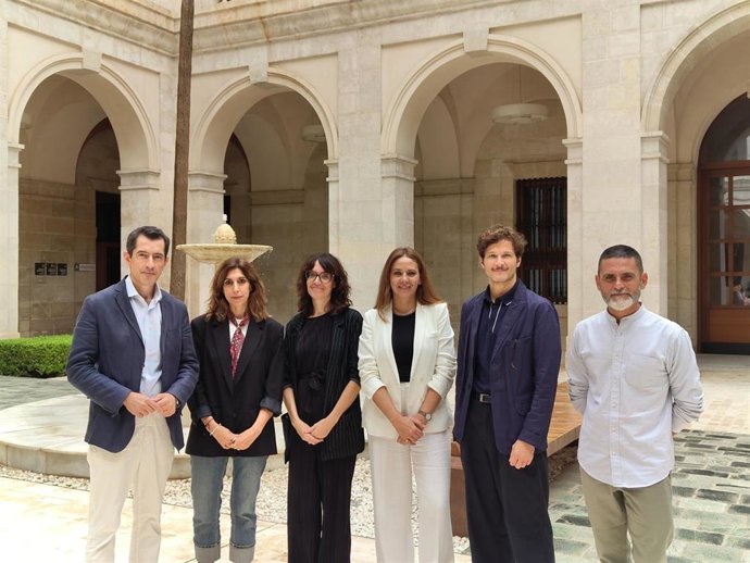 La directora del Instituto Andaluz de las Artes Plásticas y Visuales, Lorena Codes; la directora del Centro de Arte Dos de Mayo, Tania Pardo; junto a Ianko López;  Juan Alfonso Contreras; Javier Garcerá; y Cristina Consuegra.