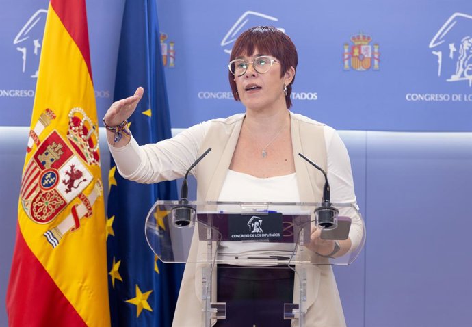 O membro do Grupo Misto Águeda Micó durante uma coletiva de imprensa, antes da Reunião de Porta-vozes, no Congresso, em 14 de outubro de 2025, em Madri (Espanha).