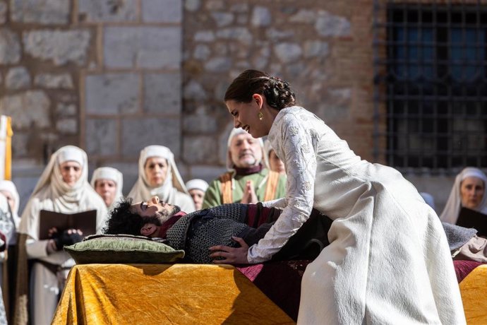 Archivo - Varios actores durante la recreación del funeral de Isabel y Diego, a 23 de febrero de 2025, en Teruel, Aragón (España). 