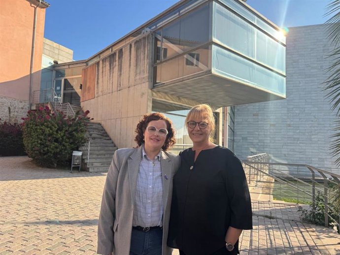 La consellera socialista en el Consell de Mallorca Beatriu Gamundí (i) y la alcaldesa de Lloseta, Paquita Campins (d).
