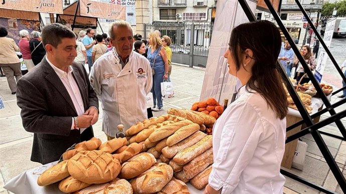 Francisco Reyes y José Antonio García, en uno de los expositores de la muestra de pan artesanal.
