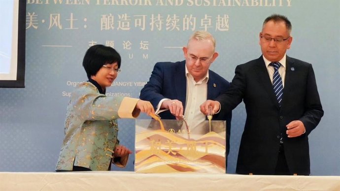 Miembros de WuLiangYe, EFQM y CAQ afianzando relaciones