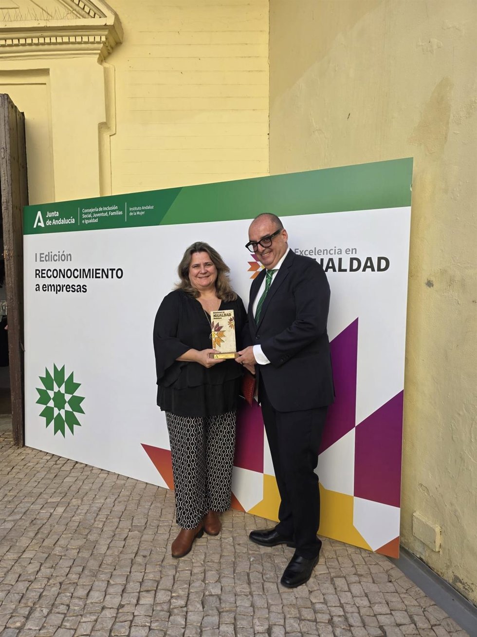 La directora general de Inserta Empleo, Ana Pilar Cruz, acompañada del director de Inserta Empleo en Andalucía, Ceuta y Melilla, Francisco López Aguado.