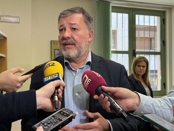 Archivo - El alcalde de Cuenca, Darío Dolz, atiende a los medios.