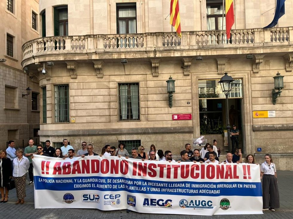 Policías nacionales y guardias civiles reclaman al Gobierno más medios para atender la llegada de pateras a Baleares.