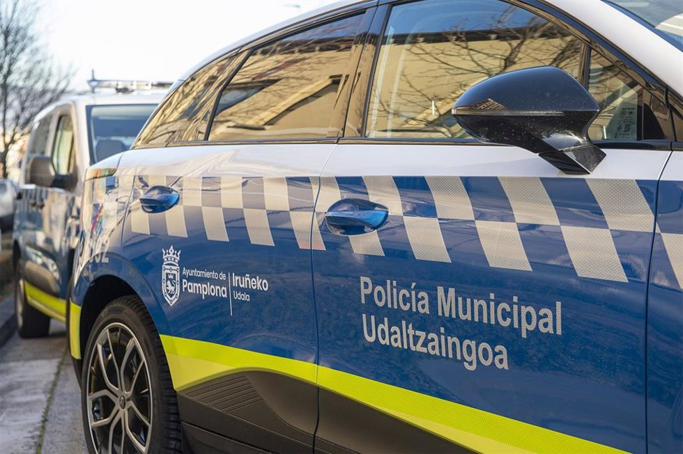 Archivo - Vehículos de la Policía Municipal de Pamplona.