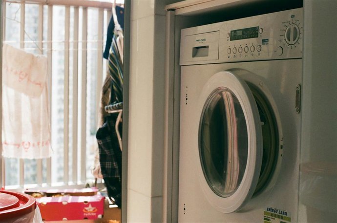 Cómo secar la ropa para evitar malos olores: el truco de la toallita en la secadora para que huela a limpio