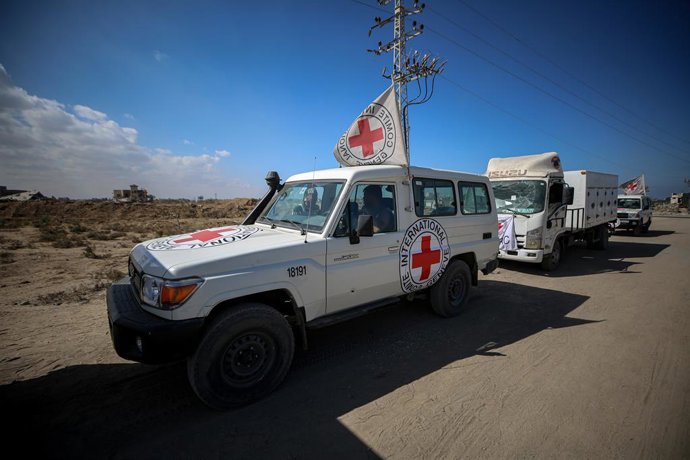 15 de outubro de 2025, Dair El-Balah, Faixa de Gaza, Território Palestino: Membros do Comitê Internacional da Cruz Vermelha (CICV) esperam perto do portão da fronteira de Kisufim, no centro de Gaza, para receber os corpos de cerca de 60 palestinos detidos