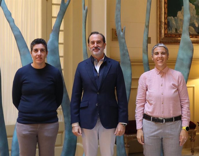 El presidente del Parlament, Gabriel Le Senne, recibe en audiencia a la presidenta de ELA Baleares, Catalina Riego, y a la vicepresidenta de la asociación, Mari Lozano.