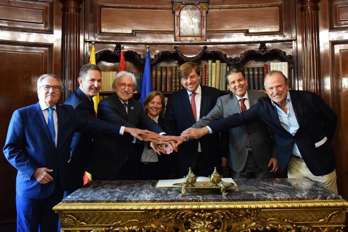 Representantes de la patronal Foment del Treball y el banco Aresbank