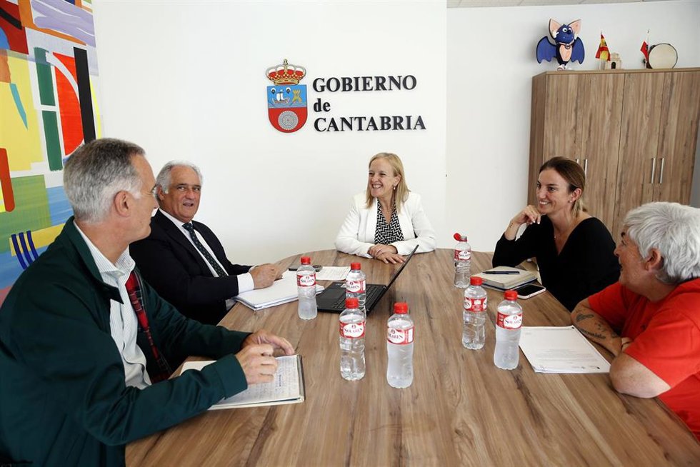 La consejera de Presidencia, Justicia, Seguridad y Simplificación Administrativa, Isabel Urrutia, recibe a representantes de la Asociación Cántabra de Víctimas del Terrorismo