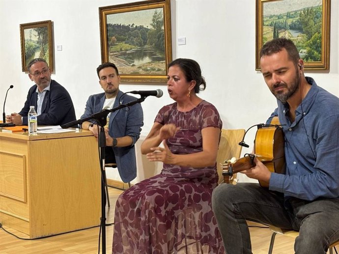 Actuación flamenca a cargo de la cantaora Saray Benítez en la presentación del libro 'Martín, el de la Paula' en Alcalá de Guadaíra.